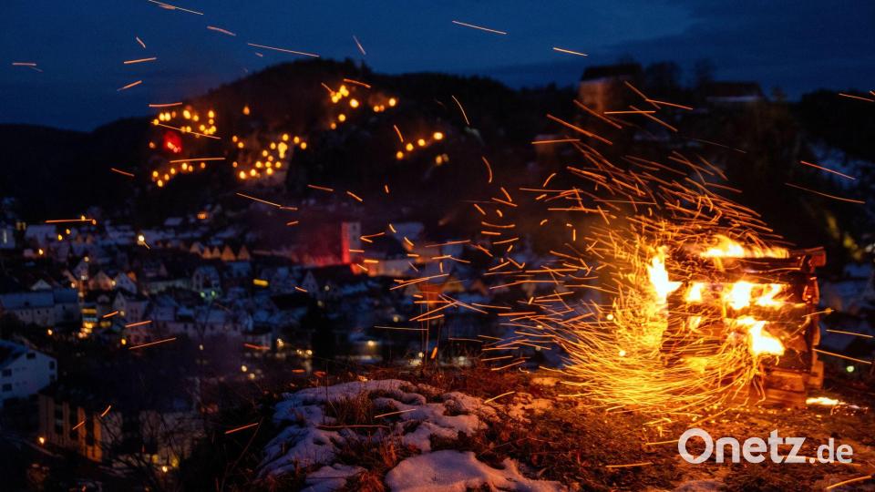 Der Himmel über Pottenstein wird erhellt. Bild: Pia Bayer/dpa