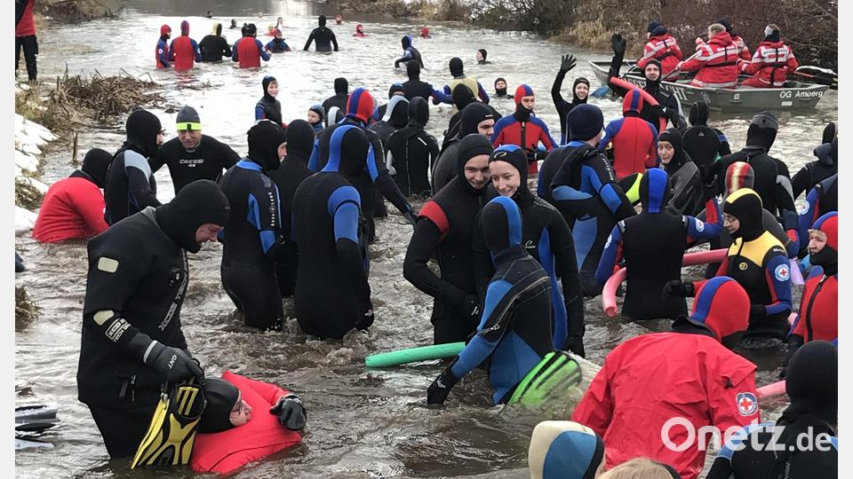 Vor dem Hahnbacher Winter-Vils-Schwimmen müssen die Teilnehmer die ersten Meter im Schlamm waten. Bild: mma