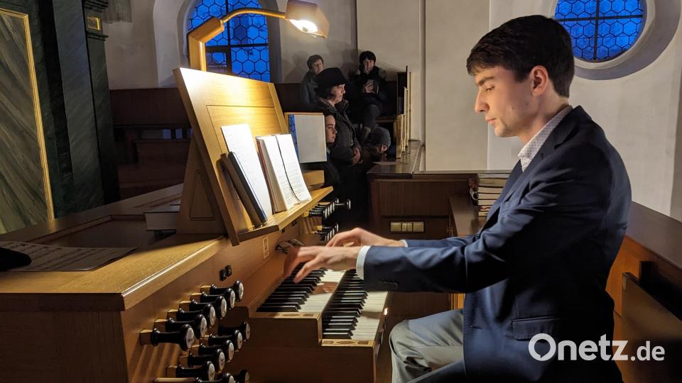 Regional-Kantor Florian Schuster an der Sandtner-Orgel beim Zwischenspiel. Bild: eib