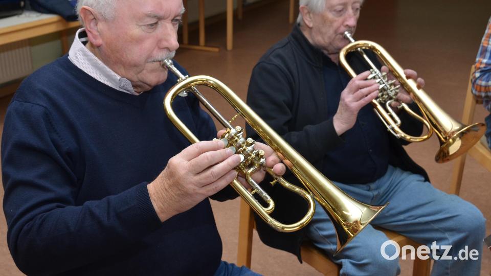 Fritz Münchmeier (links) und Dieter Hofmann (rechts) gehören fast seit Gründung zum Posaunenchor. Sie haben vieles in ihrem Leben dank der Posaunenchorgemeinschaft erlebt. Ans Aufhören denkt keiner der Bläser. Bild: dob