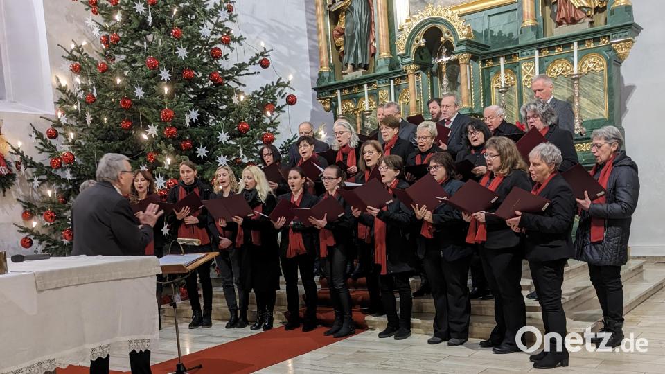 Ein Dirigent mit Feingefühl: Der gastgebende Kirchenchor St. Wenzeslaus Schönsee unter der Leitung von Hubert Reimer. Bild: eib
