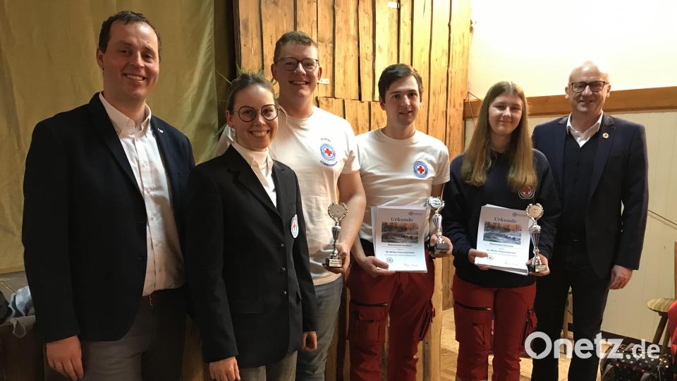 BRK-Kreisgeschäftsführer Sebastian Schaller, Vorsitzende Marie Hirsch von der ausrichtenden Ortsgruppe der Hahnbacher Wasserwacht, die Vertreter der drei erstplatzierten Gruppen und Bürgermeister Bernhard Lindner (von links) freuen sich über die gelungene Veranstaltung. Bild: mma