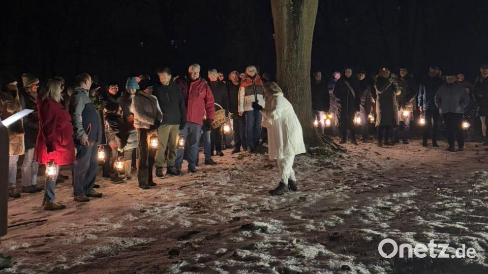 Wenn die „Drud“ drückt, hat niemand etwas zu lachen. Auch das gehört zu den Erlebnissen bei der ersten Schwarzenfelder Raunachtswanderung. Bild: mab