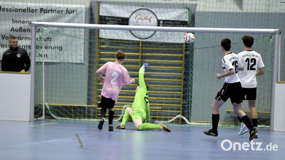 Szenen aus dem U19-Hallen-Cup in Vilseck. Bild: Hubert Ziegler