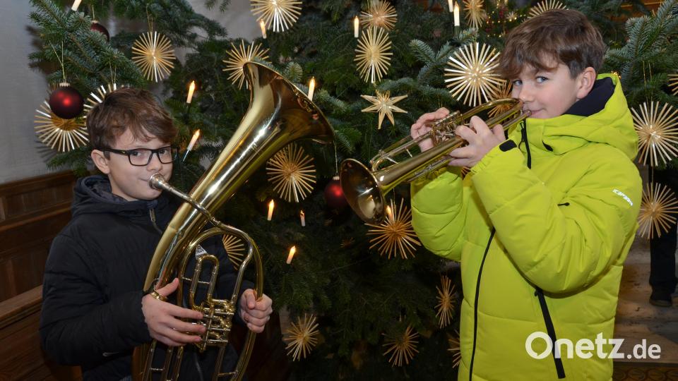 Matthias Zeller (links) und Matthias Kick (rechts) üben fleißig mit Tenorhorn und Trompete und gehören nun zum Posaunenchor der evangelischen Kirchengemeinde. Bild: dob