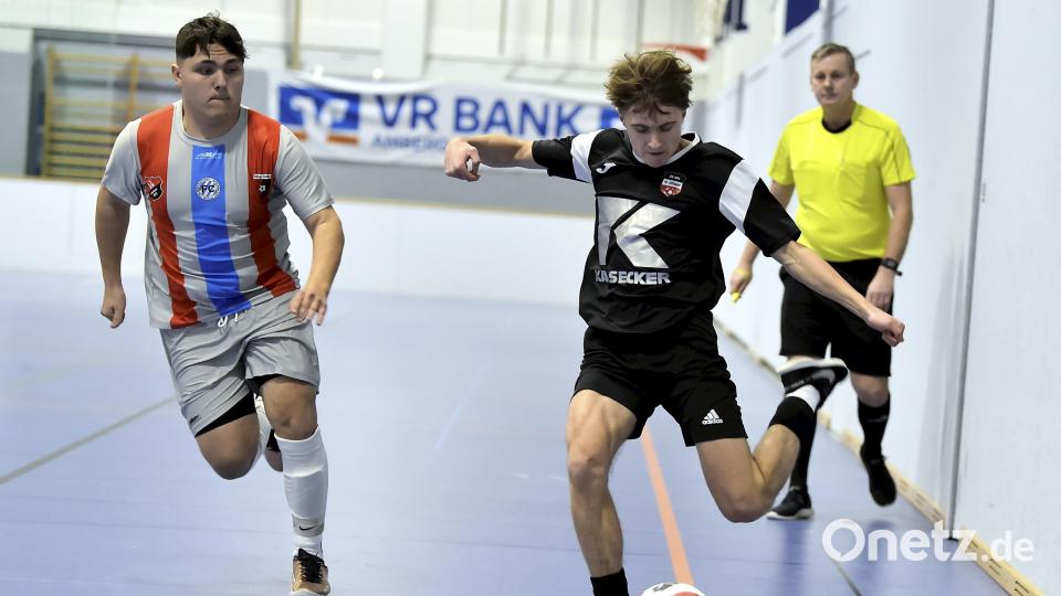 Die JFG FC Stiftland (rechts) holte sich am Samstagabend den Turniersieg beim VR-Bank-Cup in Vilseck. Im Finale setzen sie sich deutlich mit 3:0 gegen die SG FC Tirschenreuth durch. Bild: Hubert Ziegler
