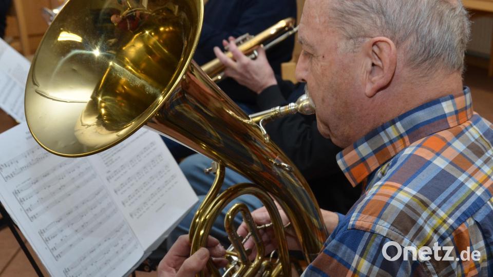 Hermann Bibel spielt seit 55 Jahren Tenorhorn. Bild: dob