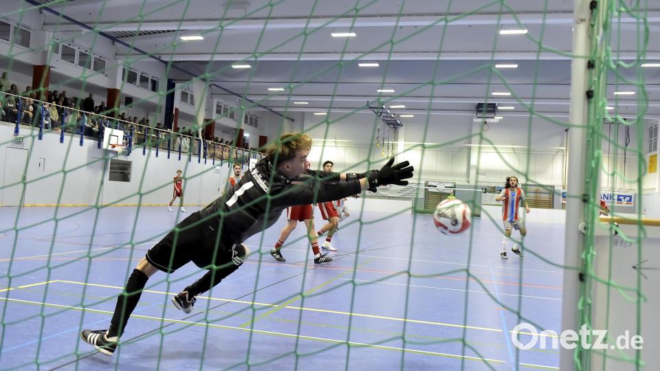 Szenen aus dem U19-Hallen-Cup in Vilseck. Bild: Hubert Ziegler