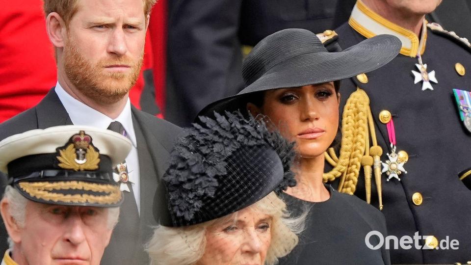 Gibt es eine Versöhnung von Vater Charles (vorne links) und Sohn Harry (hinten links)? (Archivbild) Bild: Martin Meissner/Pool AP/dpa