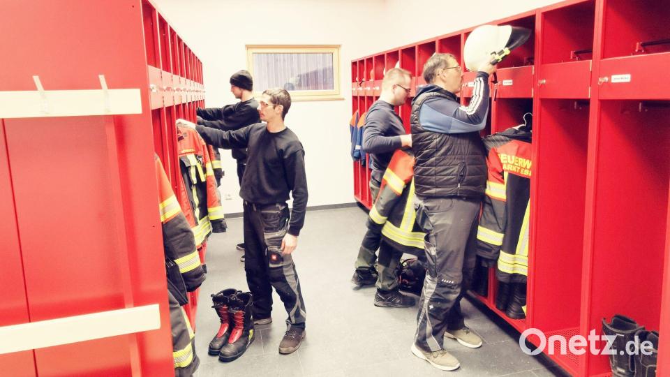 Endlich ist es so weit: Zu Jahresbeginn kann die Feuerwehrmannschaft mit Kommandant Georg Rauch (rechts) die Spinde im neu errichteten Gebäude einräumen. Bild: gz