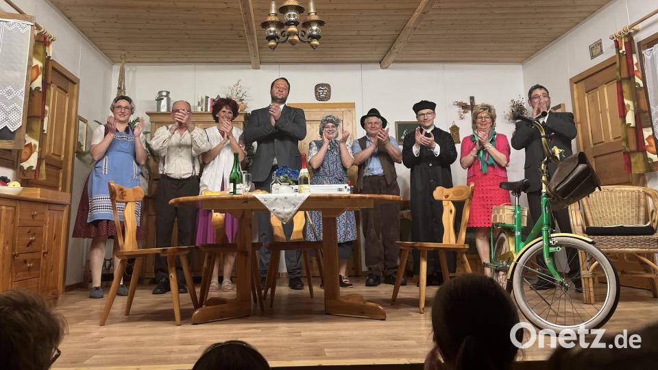 Die neun Laienspielerinnen und -spieler geben zum Schluss den Applaus zurück und bedanken sich bei ihrem begeisterungsfähigen Publikum. Bild: sns