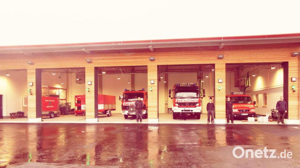 Nach 31 Monaten Bauzeit können die Feuerwehrleute die Fahrzeuge in den neuen Garagen abstellen. Bild: gz