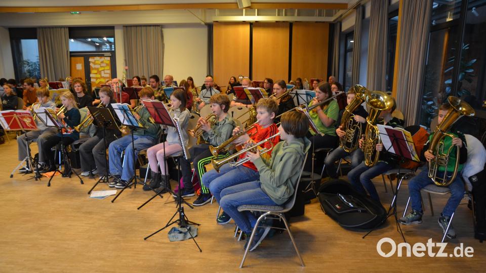 Die Jungbläser (im Vordergrund) präsentierten am Ende eines jeden Probentages die Stücke, die sie für das Konzert geübt haben. Bild: amü
