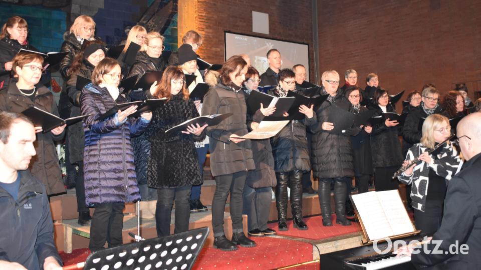 Der Chor &quot;New Voices&quot; unter der Leitung von Walter Thurn (am Keyboard) der die Gesamtleitung inne hatte. Bild: rgr