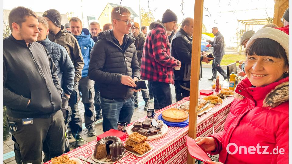 Dank der Weihnachtsbude bei Siemens in Kemnath sind wieder Spenden für &quot;Lichtblicke&quot; zusammengekommen. Bild: Hans Walter/exb