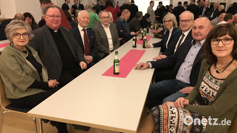 Beim Neujahrsempfang sitzen Hildegard Gallitzendörfer, Pfarrer Michael Birner, Kirchenpfleger Georg Münch, Altbürgermeister Hans Kummert gegenüber von Irmi Kummert, Bürgermeister Bernhard Lindner, HKA-Vorsitzendem Georg Götz und der dritten Bürgermeisterin Evi Höllerer. Bild: mma