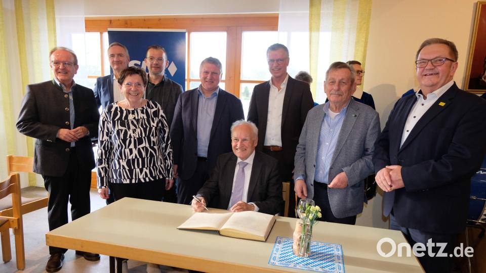 Gerne erfüllt Erwin Huber (sitzend) die Bitte von Bürgermeister Hermann Falk, sich ins Goldene Buch der Stadt einzutragen (von links): Stadtrat Hans-Jürgen Schönberger, MdL Harald Schwartz, Zweite Bürgermeisterin Bärbel Birner, Dritter Bürgermeister Hermann Gebhard, Orts- und Fraktionsvorsitzender Martin Merkl, Bürgermeister Hermann Falk, CSU-Ehrenvorsitzender Werner Schulz und Bezirksrat Martin Preuß. Bild: u