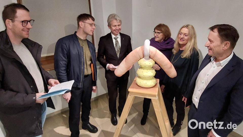 Der neue Leiter des Internationalen Keramikmuseums, Johannes Listewnik (Zweiter von links), erläutert den Besuchern, darunter Oberbürgermeister Jens Meyer (rechts) und OTH-Präsident Prof. Clemens Bulitta (Dritter von linksl) ein Kunstwerk der Leipzigerin Jantje Almstedt. Bild: Kunz