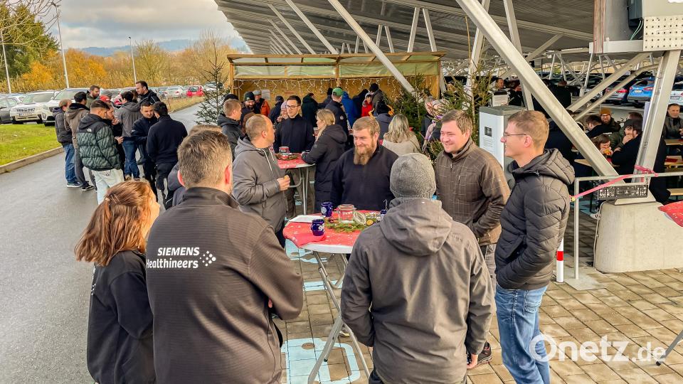 Dank der Weihnachtsbude bei Siemens in Kemnath sind wieder Spenden für &quot;Lichtblicke&quot; zusammengekommen. Bild: Hans Walter/exb