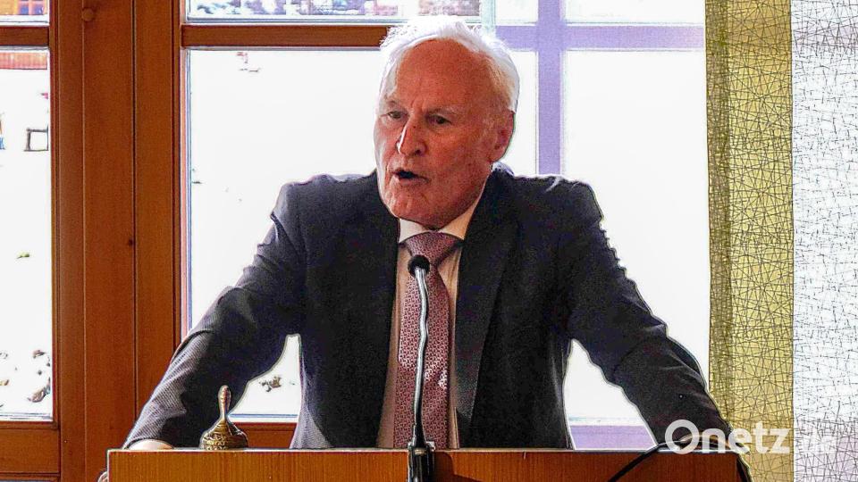 Lang anhaltenden Beifall erhält der ehemalige bayerische Finanz- und Wirtschaftsminister Erwin Huber für seine Rede beim 39. Dreikönigs-Frühschoppen der Hirschauer CSU. Bild: u