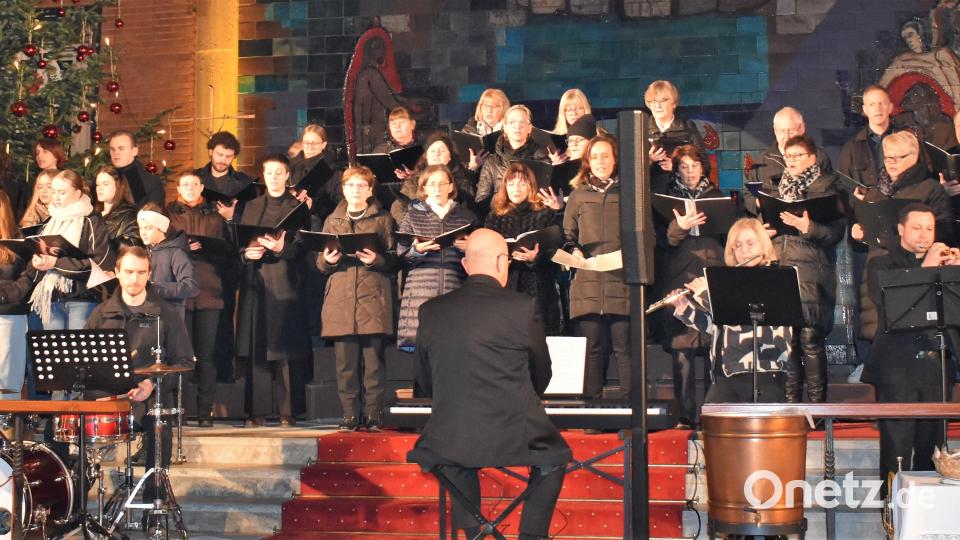 Die Chöre &quot;Sin falta&quot; (links) und &quot;New Voices&quot;, das Ensemble &quot;4 Dimensions&quot; sowie einige Instrumentalisten boten einen Hörgenuss beim 7. Ökumenischen Festkonzert am Dreikönigstag in der Friedenskirche Grafenwöhr. Bild: rgr
