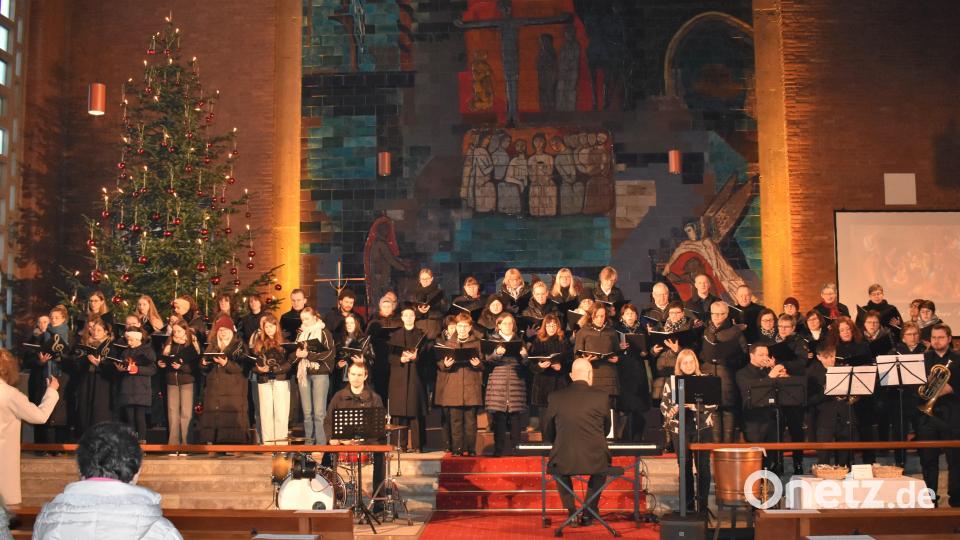 Die Chöre &quot;Sin falta&quot; (links) und &quot;New Voices&quot;, das Ensemble &quot;4 Dimension&quot; sowie einige Instrumentalisten boten einen Hörgenuss beim 7. Ökumenischen Festkonzert am Dreikönigstag in der Friedenskirche Grafenwöhr. Bild: rgr