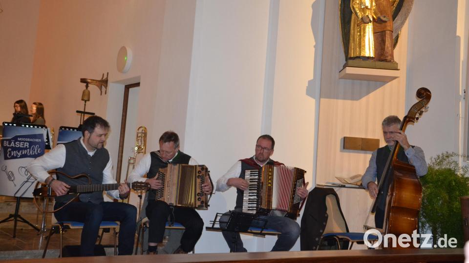 Auch die Eisbergmusikanten spielen sich in die Herzen der Zuhörer. Bild: gi