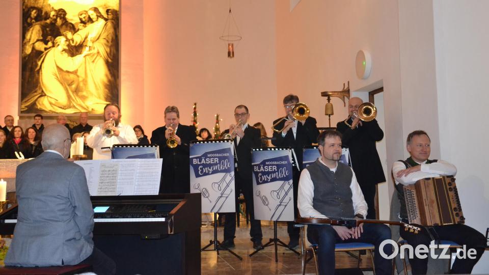 Einen imposanten Auftakt zum Benefizkonzert in der Pfarrkirche macht das Bläserensemble mit „Tochter Zion“, begleitet von Hans Karl an der Orgel. Bild: gi