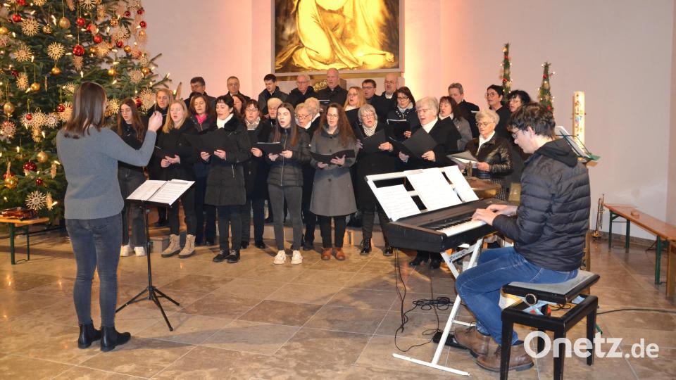 Der Projektchor aus den Kirchenchören Moosbach und Tröbes, begleitet von Karl Beugler an der Orgel und unter der Gesamtleitung von Lena Putzer, begeistert die Zuhörer. Bild: gi