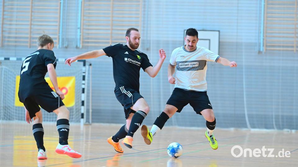 Nico Walz (Mitte) vom ATSV Tirschenreuth spielt am Samstag mit seinem Team bei der Futsal-Endrunde in Wunsiedel. Bild: Schrems