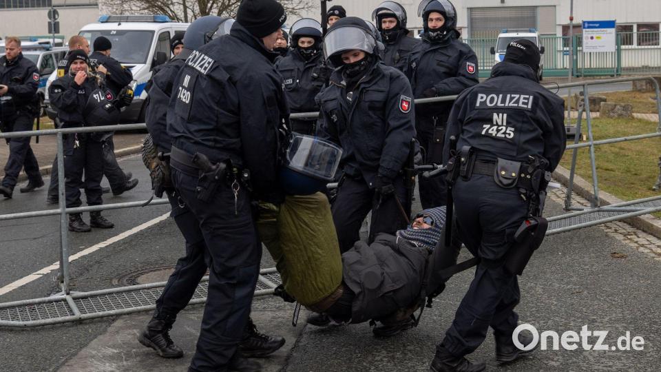Demonstranten, die mit Blockaden versuchten, den Parteitag der AfD in Riesa zu stören, wurden teilweise von Polizisten weggetragen. Bild: Daniel Wagner/dpa