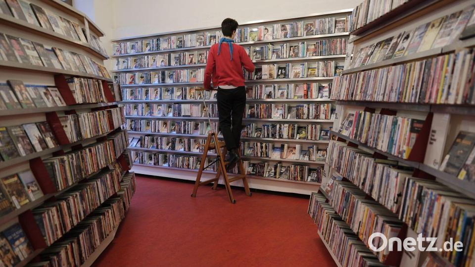 Blick in die Räume der Videothek des Filmkunstvereins Format in Halle. Bild: Sebastian Willnow/dpa