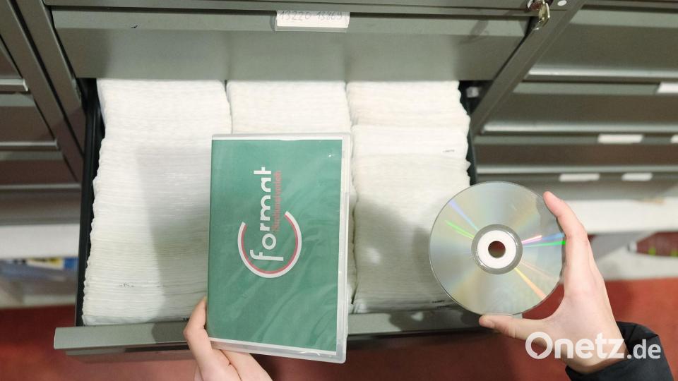 Eine DVD mit Cover der Videothek des Filmkunstvereins Format. Bild: Sebastian Willnow/dpa