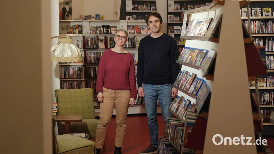 Sara Binay und Stan-Oliver Schoch, Mitarbeiter des Filmkunstvereins Format, stehen in der Videothek in Halle. Bild: Sebastian Willnow/dpa