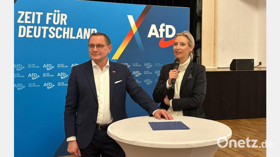 Am Vorabend des AfD-Parteitages in Riesa wurde die Parteivorsitzende, Alice Weidel, (hier mit Co-Parteichef Tino Chrupalla) von Parteifreunden und Journalisten vor allem auf ihr Online-Gespräch mit dem US-Milliardär, Elon Musk, am Vorabend angesprochen. Bild: Jörg Ratzsch/dpa