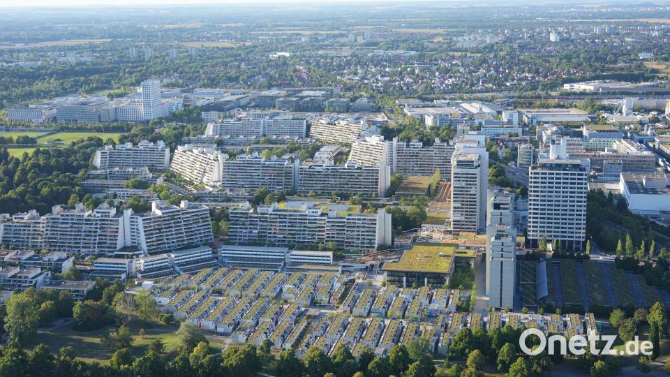 Das ehemalige Olympische Dorf ist heute Wohnort für Münchnerinnen und Münchner. Sollte München erneut den Zuschlag für die Spiele bekommen, soll auch das neue Olympische Dorf in der Nachnutzung dringend benötigten Wohnraum in der bayerischen Landeshauptstadt schaffen. Wo das dann genau entstehen soll, ist aber offen - den Vorgaben des Olympischen Komitees zufolge muss das Kerndorf auf einer Fläche von 40 bis 50 Hektar gestaltet werden und bis zu 16.000 Personen beherbergen können. (Archivbild) Bild: Soeren Stache/dpa