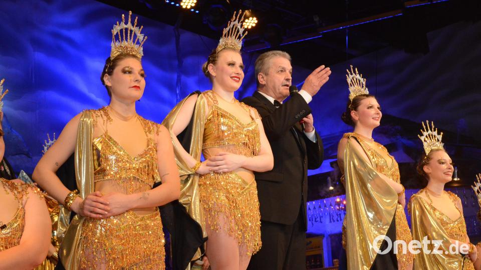 Bürgermeister Andreas Wutzlhofer bekam den ersten Faschingsorden des Vohenstraußer Faschingsvereins überreicht und zeigte später bei der Mitternachtsshow mit Begeisterungsrufen seine ehrliche Faszination über die Tänze der Garden. Bild: bey
