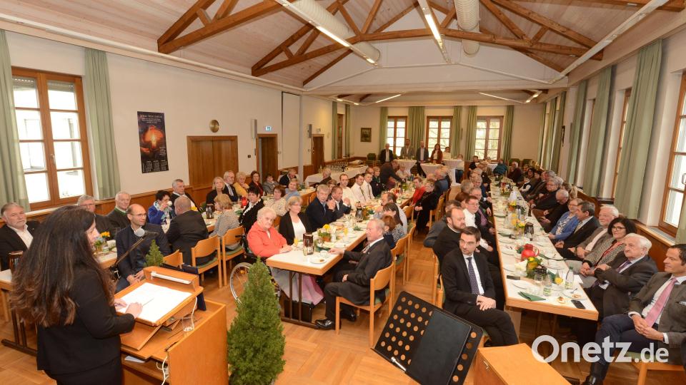 CSU-Ortsvorsitzende Nadine Graller-Sommer heißt die Gäste beim Empfang zu Ehren Erich Schieders willkommen. Bild: bey