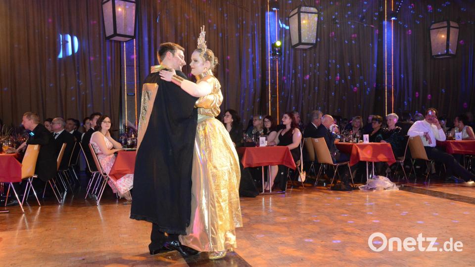 Das Prinzenpaar Florian III. und Julia II. gaben die Tanzfläche höchst offiziell frei. Bild: bey