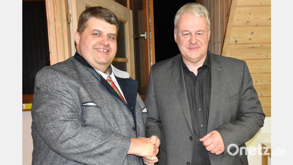 Landrat Richard Reisinger (rechts) dankte beim Neujahrsempfang Illschwangs Bürgermeister Dieter Dehling für sein großes Engagement zum Wohle der Gemeinde. Bild: no
