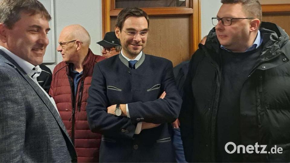 Warten auf das Ergebnis: Von links Ewald Plößner (CWG), CSU-Landtagsabgeordneter Stephan Oetzinger, Dominik Fraunholz (CSU). Bild: Jessica Fechner
