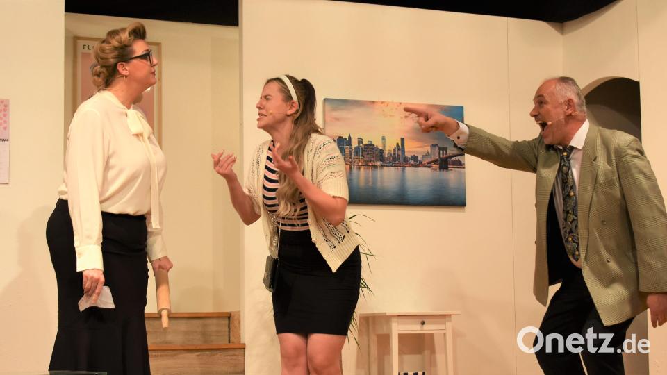 Freundin Lena (Jennifer Zintl, Mitte) ein Neuling in Sachen &quot;Theater&quot; hat ihre Rolle bravourös gespielt, genauso wie Kates Eltern (Silke Kraus und Wolfgang Bräutigam) und das gesamte Ensemble. Bild: rgr