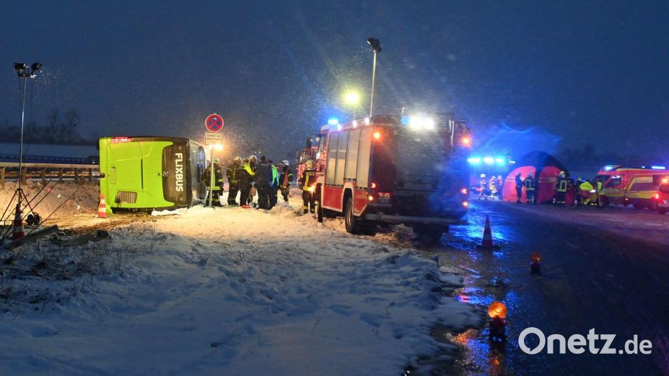 Zwei Tote und mehrere Verletzte forderte ein schweres Busunglück auf der A11. Bild: Stefan Csevi/dpa