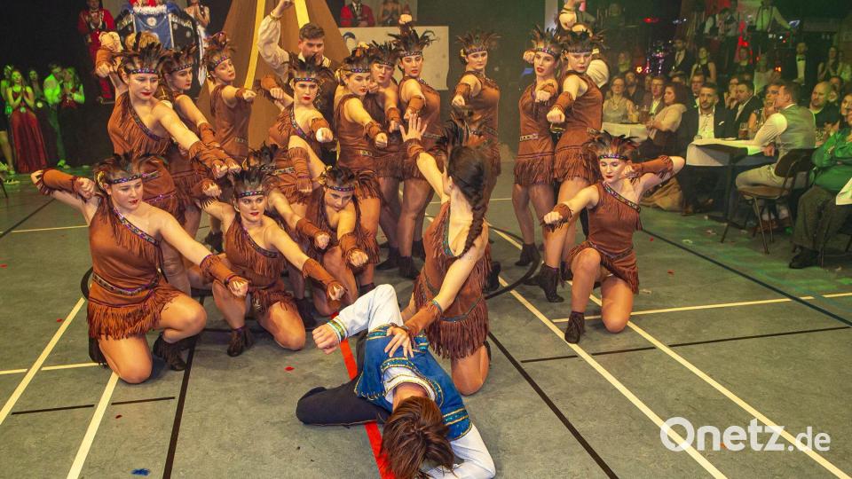 Die Prinzengarde begeistert mit ihrem Schautanz &quot;Pocahontas&quot; mit dem Tanzpaar Mia Richter und Thimo Fifeik. Bild: Michael Schade