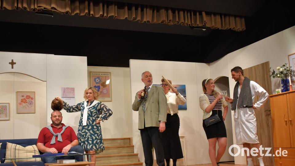 Die Katholische Theatergruppe bei ihrem neuesten Stück: &quot;Happy Birthday Kate&quot; auf der Grafenwöhrer Jugendheim-Bühne. Bild: rgr