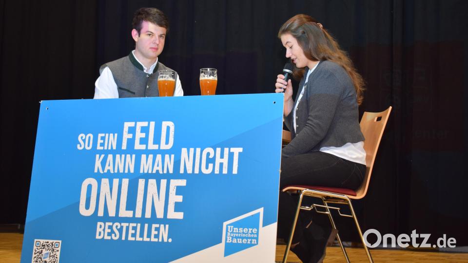 Die Jungbauern Katharina Eckl und Andreas Stangl zeigen in einem fiktiven Stammtischgespräch, wo den Landwirt der Schuh drückt. Bild: bnr