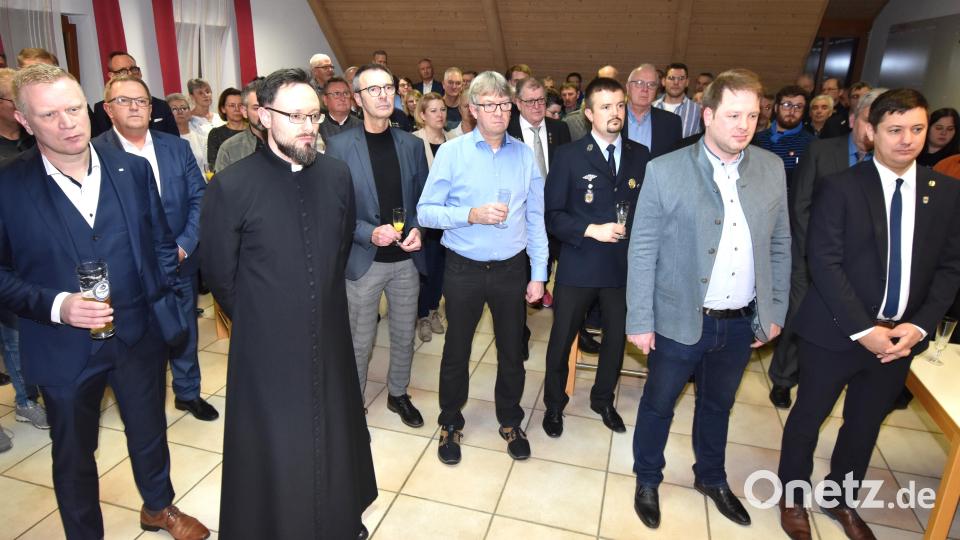 Im Unterrichtsraum der Stützpunktfeuerwehr lauschten die geladenen Gäste beim Neujahrsempfang der Gemeinde Illschwang den Ausführungen von Bürgermeister Dehling sowie den Grußworten von Gästen aus der politischen Ebene. Bild: no
