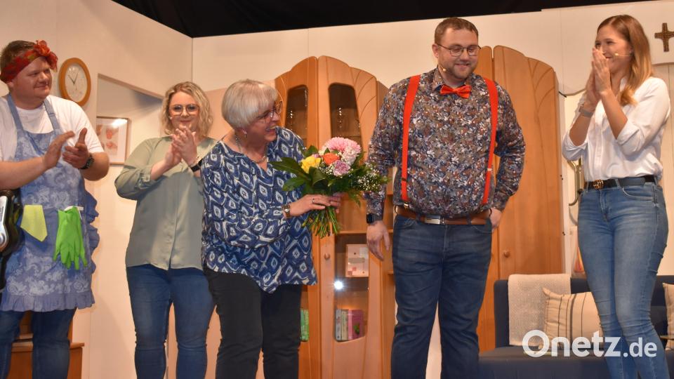 Am Schluss bekommt Regina Bräutigam einen Blumenstrauß, weil sie sich als &quot;Theatermama&quot; stets um alles kümmert. Bild: rgr