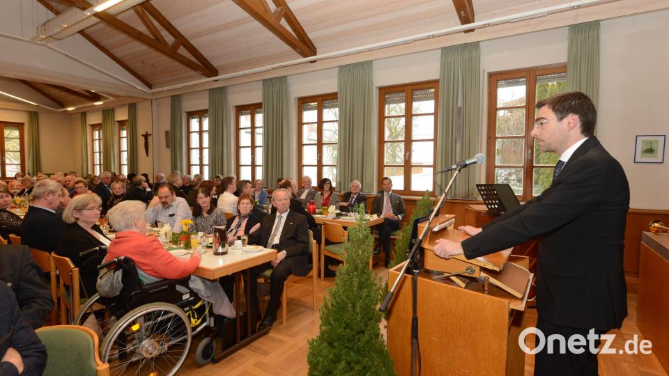 Laudator Stephan Oetzinger würdigt das Leben und Wirken Erich Schieders (linker Tisch, vorne rechts). Bild: bey