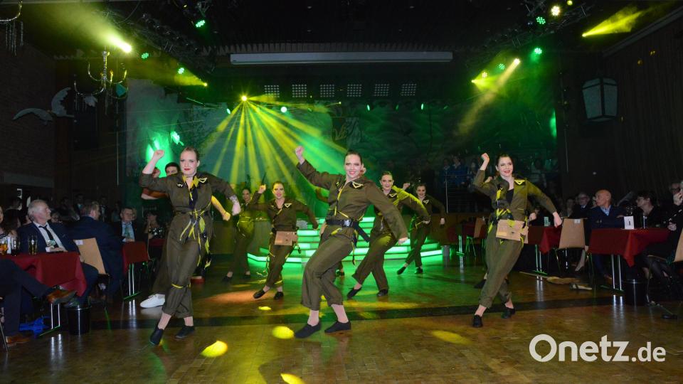 Die Tänzerinnen kamen als &quot;Putztrupp&quot; mit Schaufel und Besen aufs Parkett, legten jedoch schnell diese Utensilien auf die Seite um mit ihren Tänzern die Gäste zu begeistern. Bild: bey
